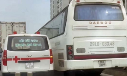 Clip: Tài xế xe khách đi vào làn khẩn cấp, chèn cả xe cứu thương